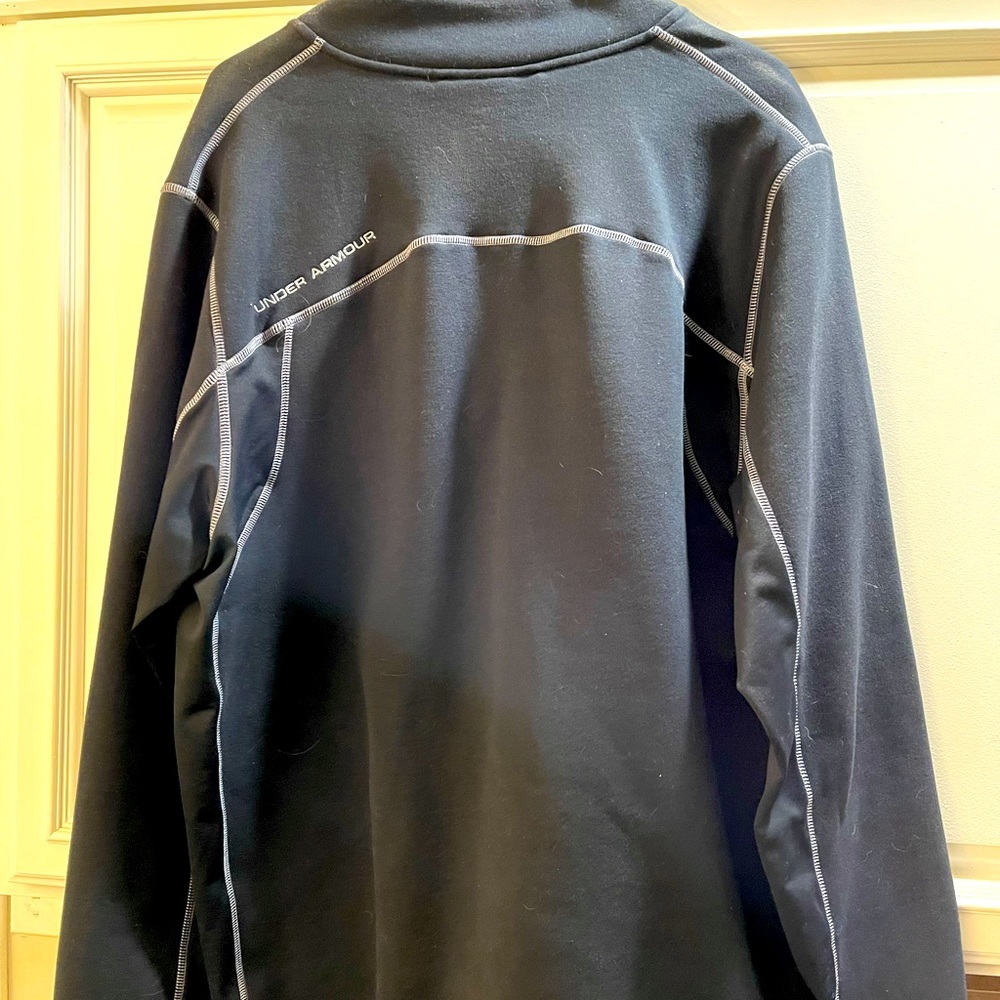Under Armour fleece on the inside XL black gray strips loose fit.